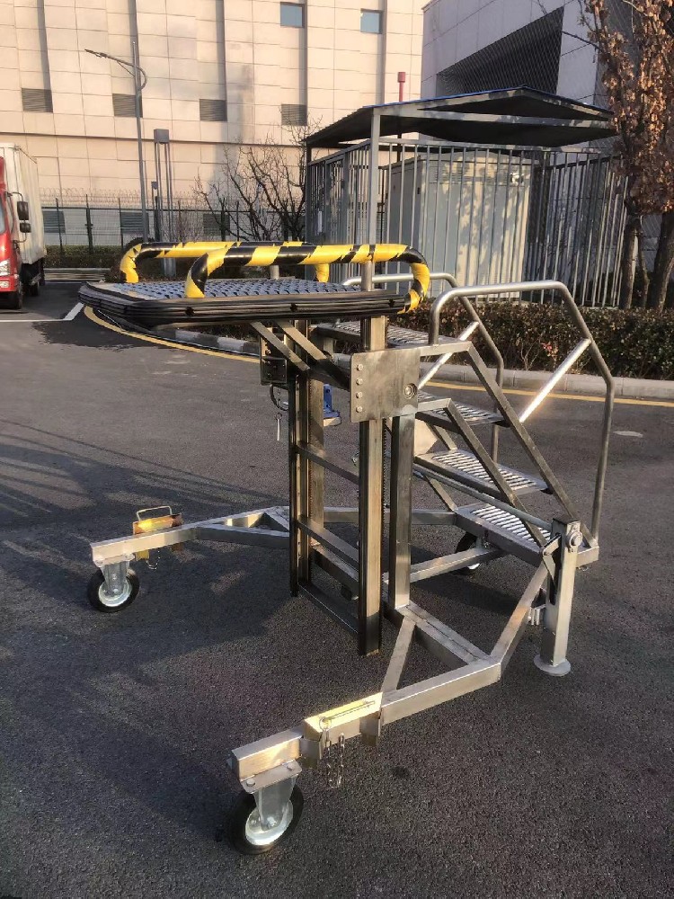 前起落架工作梯